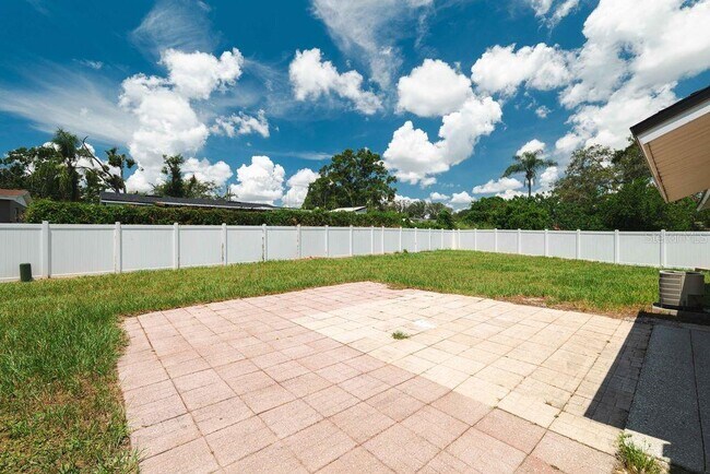 Building Photo - 7504 N Sanibel Cir