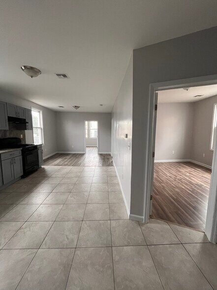 Building Photo - 89 Pearsall Ave