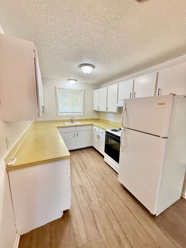 Building Photo - Updated 2 bedroom apartment in north Loveland! Rent Includes Water/Sewer/Gas/Trash/Common Area El...