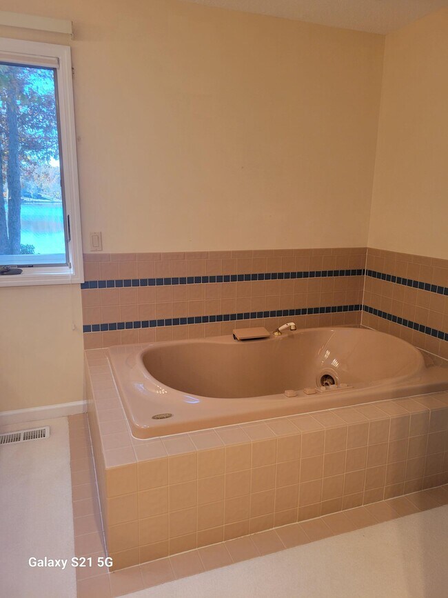 Building Photo - 148 Lakewood Dr