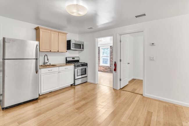 Building Photo - 162 University Ave