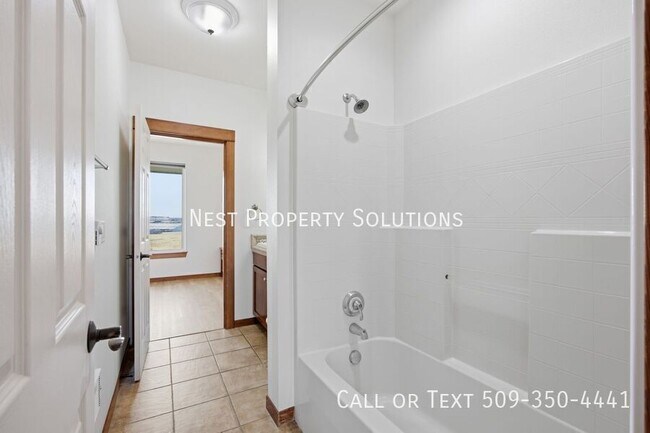 Building Photo - 6432 Melby Way NE