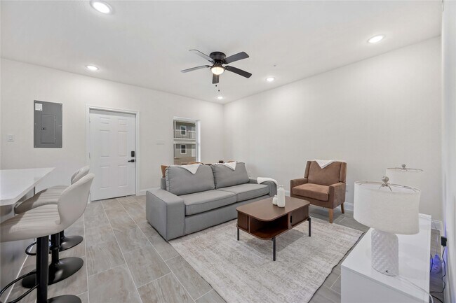 Building Photo - 9129 Brandon St