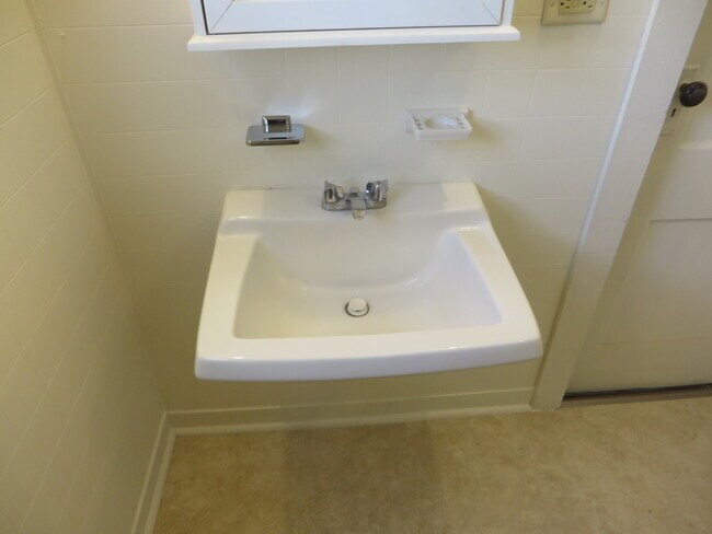 Building Photo - Large Three Bedroom, 1.5 Bathroom Home hal...