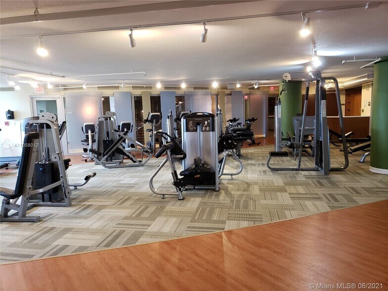 Building Photo - 2641 N Flamingo Rd
