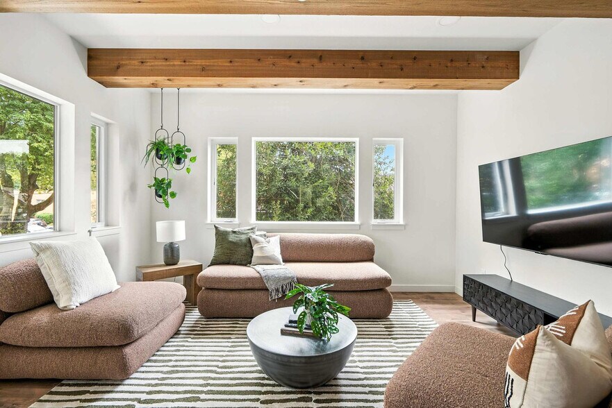 Primary Photo - 925 NE 23rd Ave