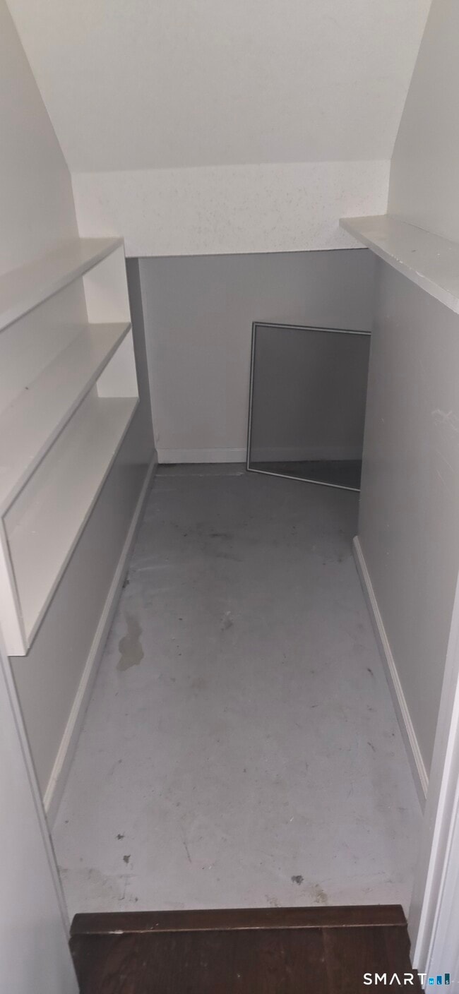 Building Photo - 925 Oronoke Rd