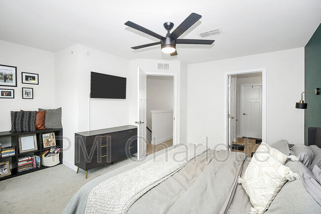 Building Photo - 256 Parkwood Ave