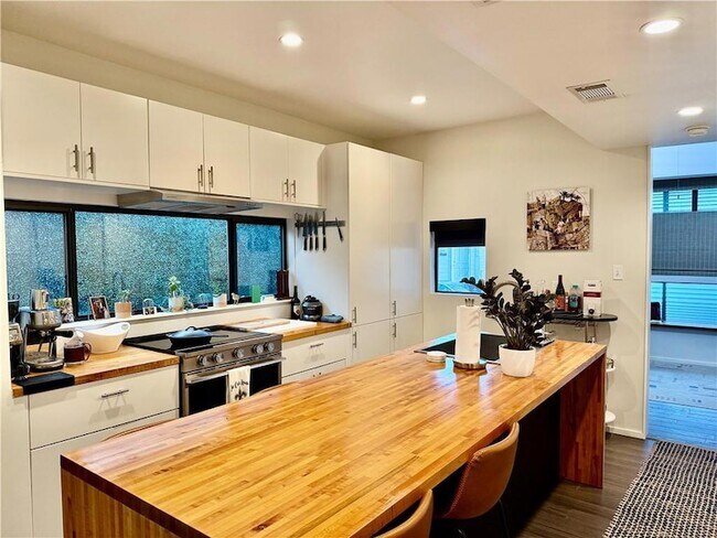 Building Photo - 2849 Danneel St