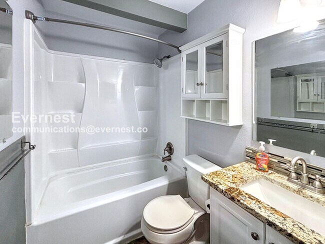 Building Photo - 4 Bed/2 Bath Home with Fenced Yard & Garage / Available Now!