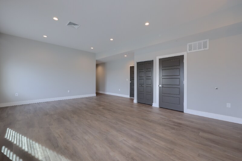 Building Photo - 117 W Main St