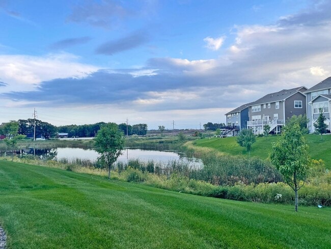 Building Photo - Sparkling, SPACIOUS Like-New Home with 3 B...