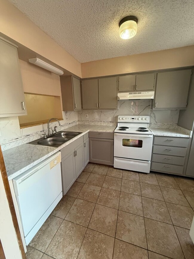 Building Photo - 2 bedroom 2 bath town home in a gated community