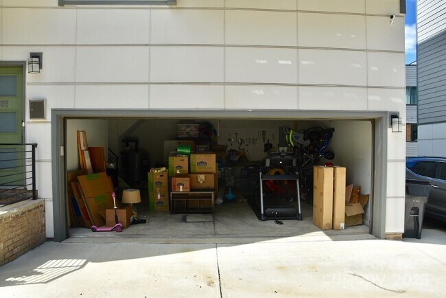 Building Photo - 916 Westbrook Dr