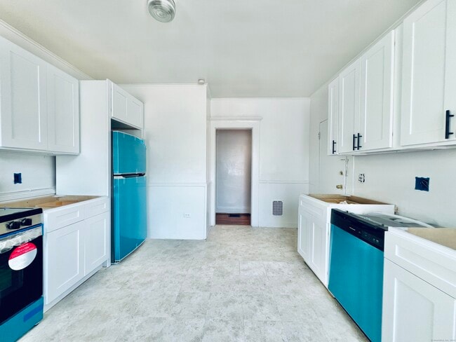 Building Photo - 118 Sutton Ave