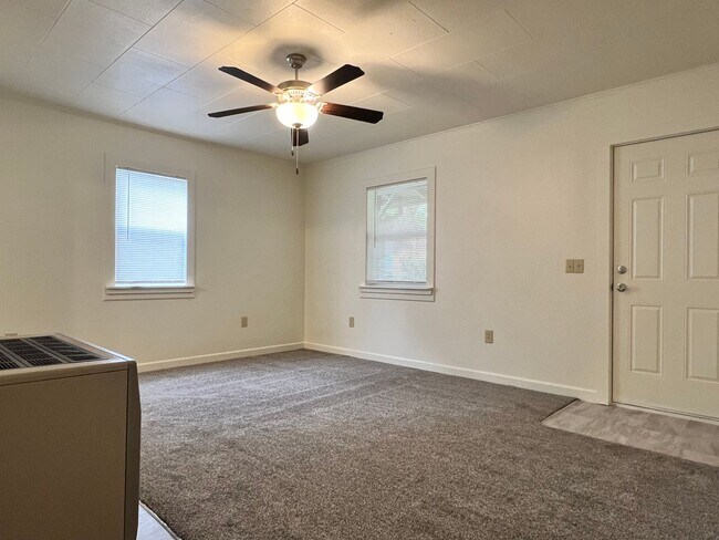 Building Photo - 1321 Tamarack St