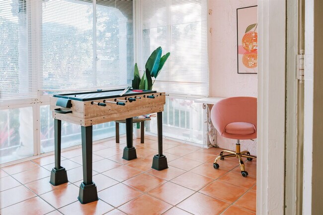 Building Photo - 519 28th St