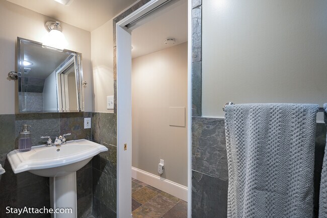 Building Photo - 2027 O Street NW Unit 1