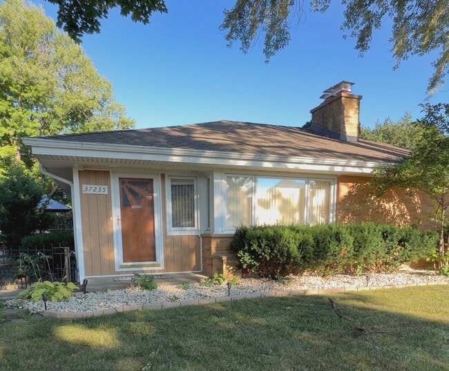 Building Photo - 37235 N Hillside Dr