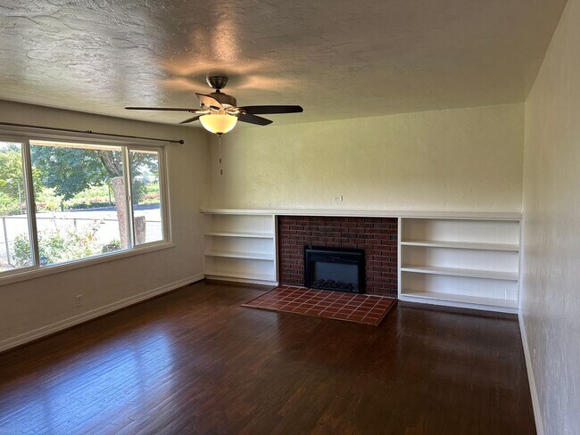 Building Photo - 4 bedroom, 1 bath Country Home for rent!  MOVE IN SPECIAL!