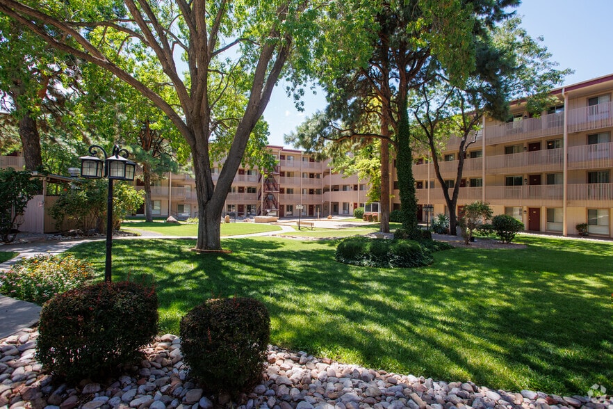 Courtyard - Sunset Pointe
