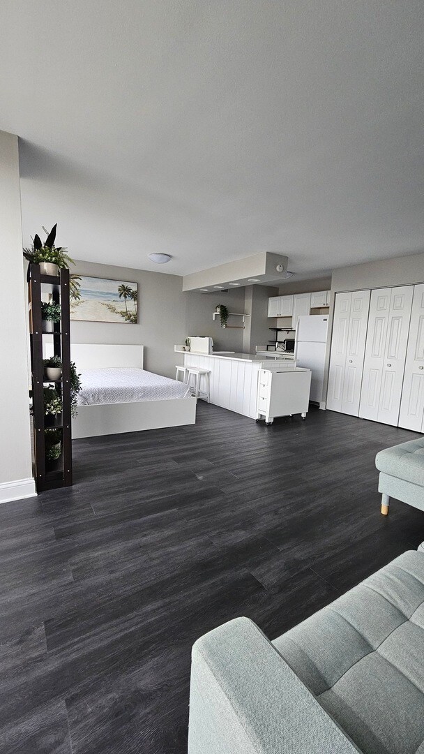 Building Photo - 4343 N Clarendon Ave