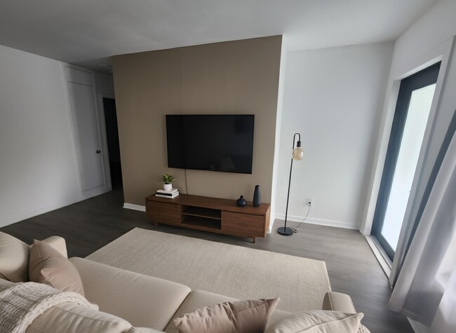 Building Photo - 664 W 2nd St