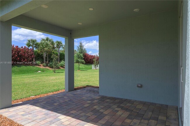 Building Photo - 12300 SW Myrtle Oak Dr