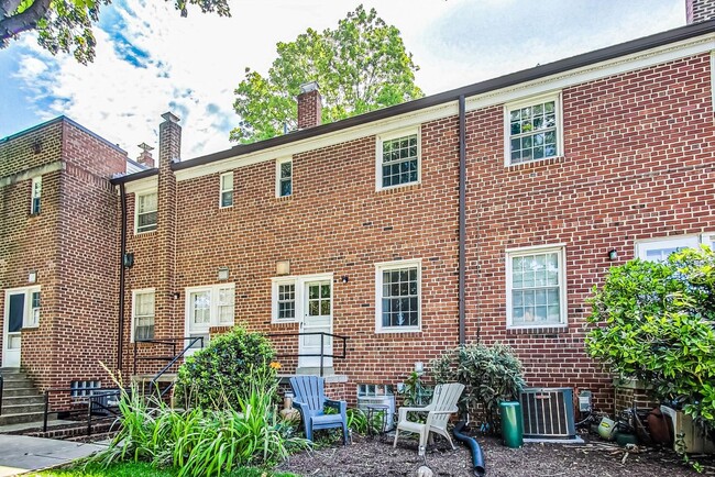 Building Photo - Border of Bethesda & Silver Spring 2+1 TWO...