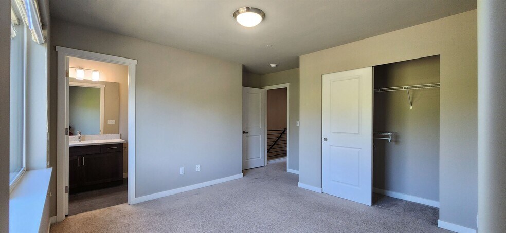 Building Photo - 16021 Manor Way