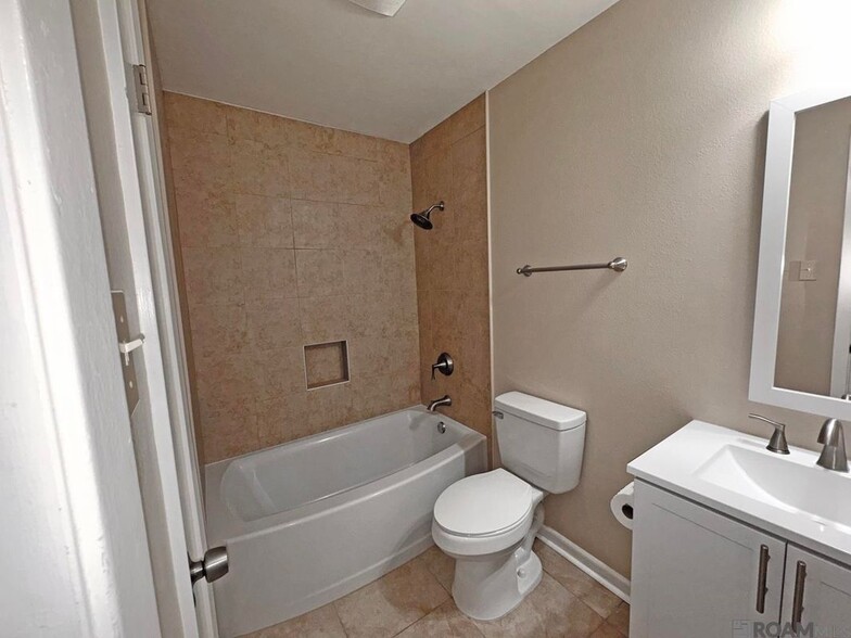 Building Photo - 114 Mallard Dr