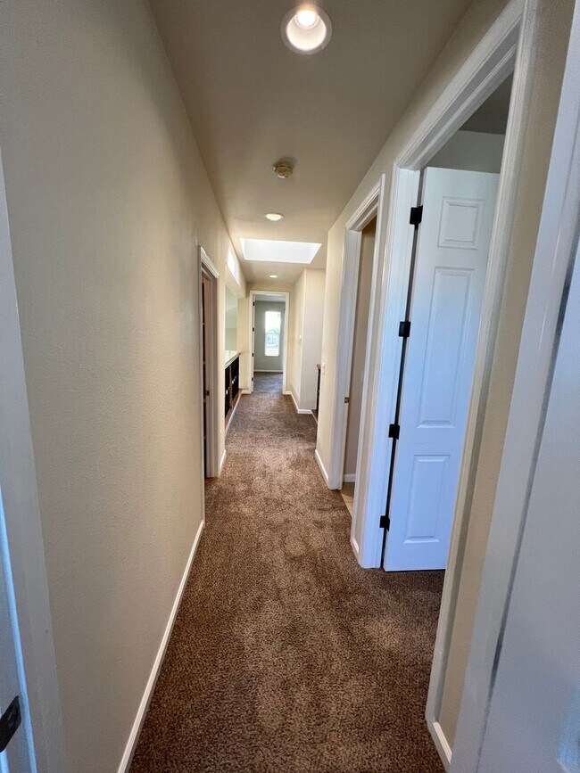 Building Photo - Beautiful 4 Bedroom Home in the Villas Gat...