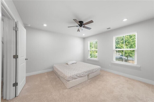 Building Photo - 96 Fairway Dr