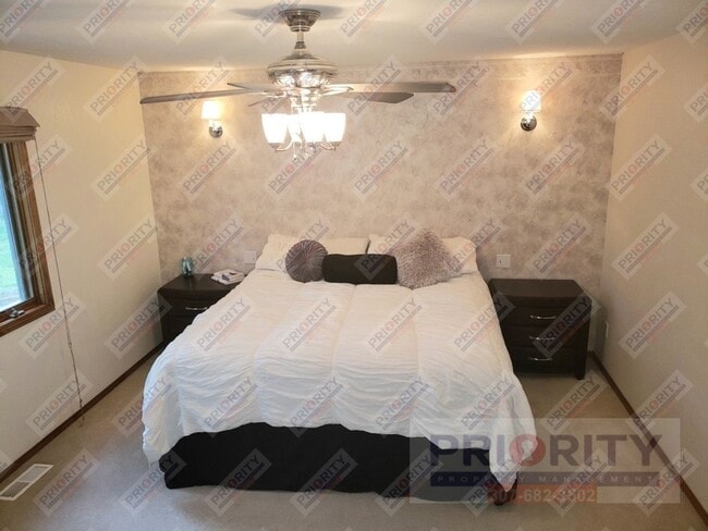 Building Photo - 3 bedroom, 2.5 bath Single-Family Home