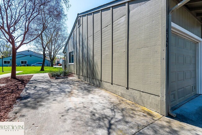 Building Photo - Beautiful 2 Bedroom Condo | Attached Garag...