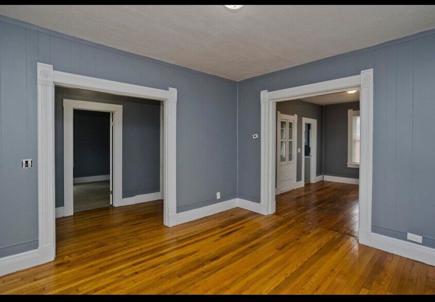 Building Photo - 130 Bowles St