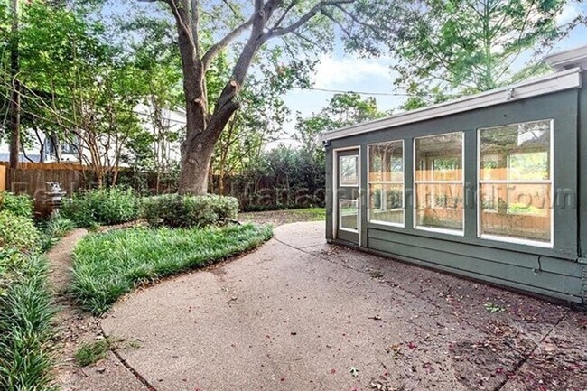 Building Photo - Charming home located in Ridglea North