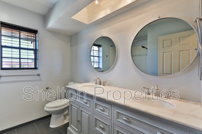Building Photo - 2708 E Leonora St