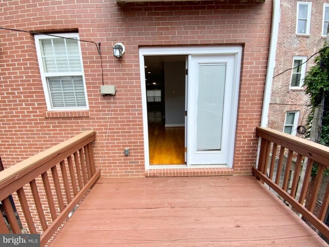 Building Photo - 812 5th St NE