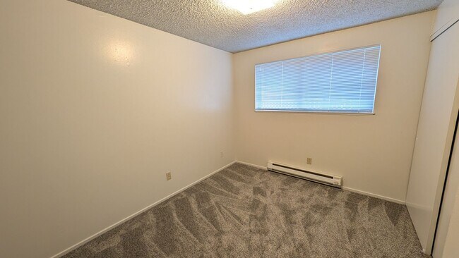 Building Photo - 2 bedroom 1 bath apartment. *1/2 off your first months rent if your application is approved by Ma...