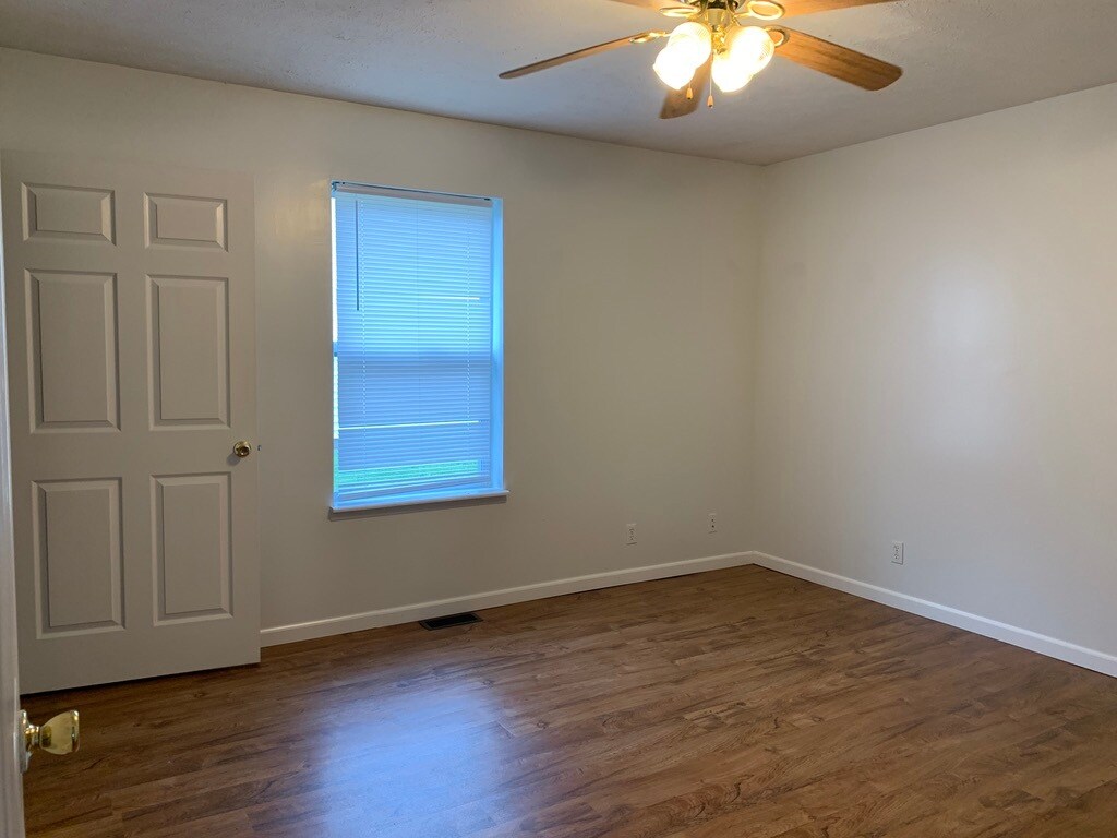 Building Photo - 225 Railroad St