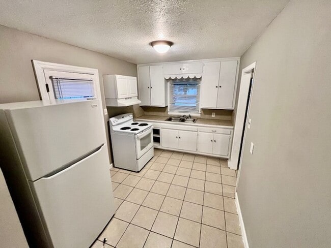 Building Photo - Lovely Home in Biloxi