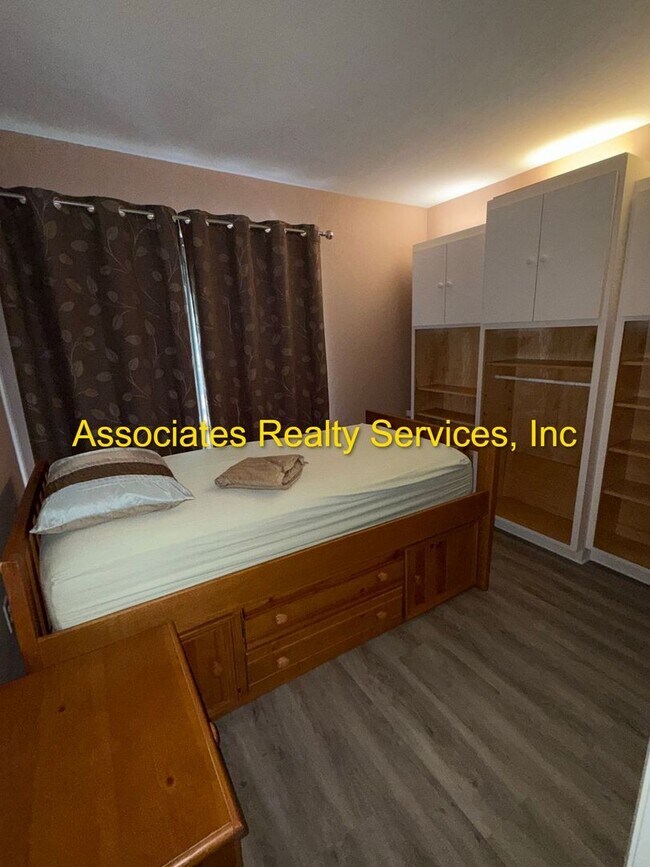 Building Photo - 2-Bedroom Condo with Dual Balconies and PO...