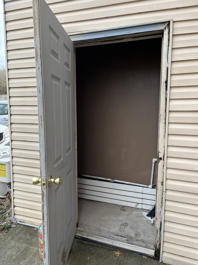 Building Photo - 2 BEDROOM 11/2 BATH TOWNHOME  MINUTES TO D...