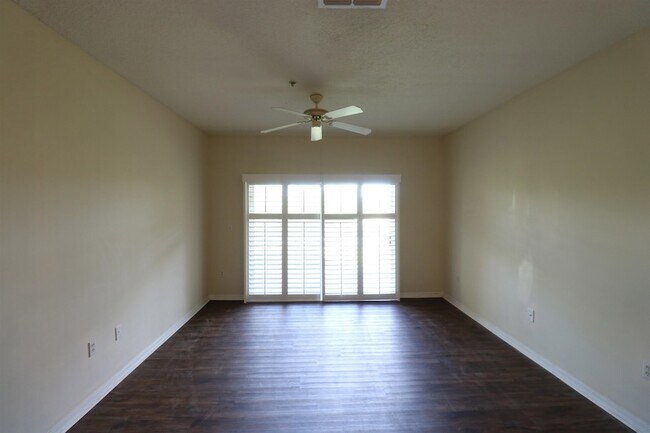 Building Photo - 625 Fairway Dr