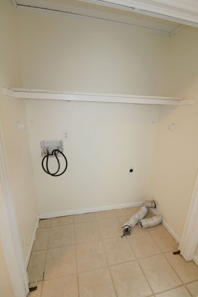Building Photo - Charming 2 Bedroom, Large lot fenced in yard