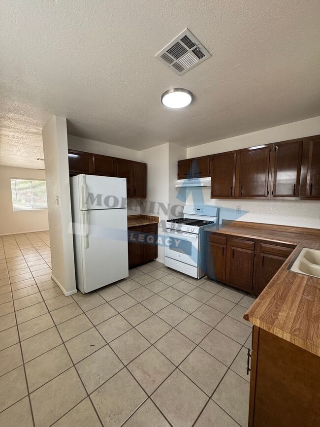 Building Photo - Cute 2-Bedroom Duplex