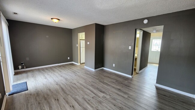 Building Photo - Nice 2-Story Townhome, Centrally located i...