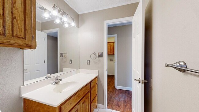 Building Photo - 3 bed 2 bath home, 2 car garage
