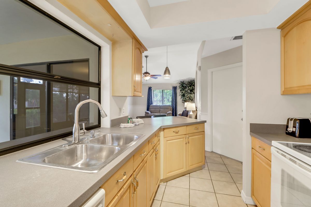 Building Photo - 4800 SW 12th Pl